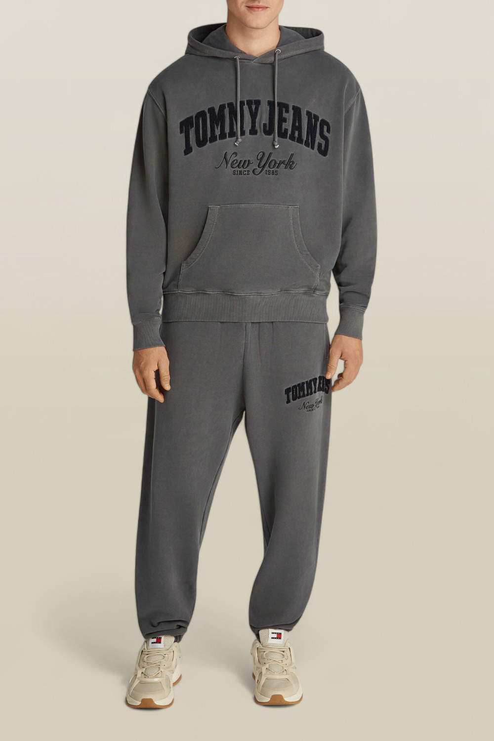 תמונת כל הלוק של סווטשירט קפוצ'ון